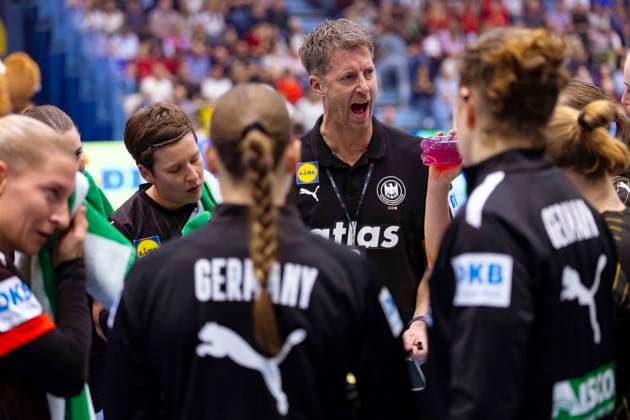 Germany vs. North Macedonia - Handball A-Women European Championship, EM, Europameisterschaft qualification, 16.10.2025 GUMMERSBACH, GERMANY - OCTOBER 16: Coach Markus Gaugisch (GER) during the match between Germany vs. North Macedonia - Handball A-Women European Championship qualification at Schwalbe-Arena on October 16, 2025 in Gummersbach, Germany. Copyright: xBEAUTIFULxSPORTS KennyxBeelex