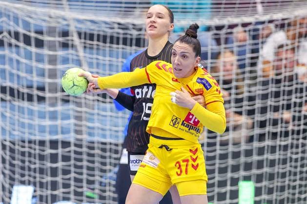 16.10.2025, Handball, EHF Frauen Länderpiel, EM Qualifikation 2026, Deutschland - Nordmazedonien, Schwalbe-Arena in Gummersbach: Monika JANESKA KILDAN (MKD 37) wird von Nieke KÜHNE (GER 19) festgemacht Nordrhein-Westfalen Deutschland