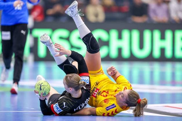 16.10.2025, Handball, EHF Frauen Länderpiel, EM Qualifikation 2026, Deutschland - Nordmazedonien, Schwalbe-Arena in Gummersbach: Ivana DJATEVSKA (MKD 13) und Nieke KÜHNE (GER 19) stürzen zu Boden Nordrhein-Westfalen Deutschland