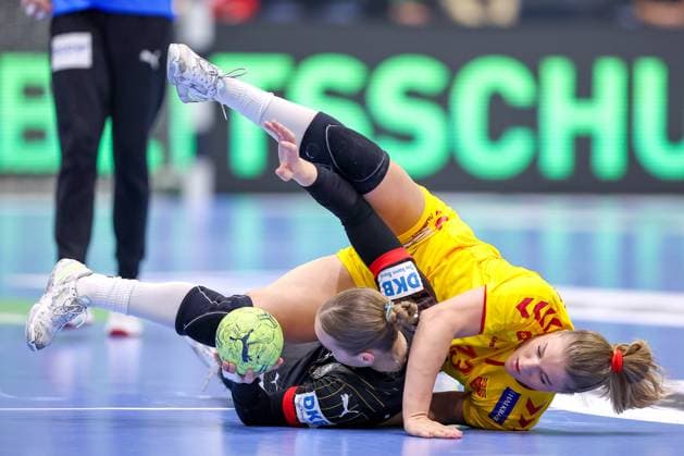 16.10.2025, Handball, EHF Frauen Länderpiel, EM Qualifikation 2026, Deutschland - Nordmazedonien, Schwalbe-Arena in Gummersbach: Ivana DJATEVSKA (MKD 13) und Nieke KÜHNE (GER 19) stürzen zu Boden Nordrhein-Westfalen Deutschland