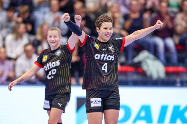 16.10.2025, Handball, EHF Frauen Länderpiel, EM Qualifikation 2026, Deutschland - Nordmazedonien, Schwalbe-Arena in Gummersbach: Antje DÖLL (GER 29) und Alina GRIJSEELS (GER 04) jubelnd auf dem Spielfeld Freude Nordrhein-Westfalen Deutschland