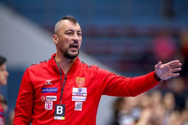 16.10.2025, Handball, EHF Frauen Länderpiel, EM Qualifikation 2026, Deutschland - Nordmazedonien, Schwalbe-Arena in Gummersbach: Nationaltrainer Kristijan GRCHEVSKI (MKD hc) gestikulierend am Spielfeldrand Nordrhein-Westfalen Deutschland