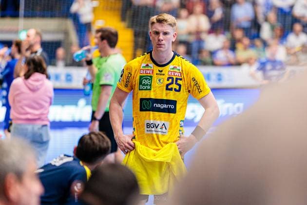 Haukur Thrastarson (Rhein-Neckar Loewen, 25) waehrend einer Spielunterbrechnung wegen eines medizinischen Notfalls in der 59. Spielminute GER, TBV Lemgo Lippe vs. Rhein-Neckar Loewen, Handball, 1. Bundesliga, 9. Spieltag, Spielzeit 2025 2026, 16.10.2025 GER, TBV Lemgo Lippe vs. Rhein-Neckar Loewen, Handball, 1. Bundesliga, 9. Spieltag, Spielzeit 2025 2026, 16.10.2025 Lemgo Copyright: xEibner-Pressefoto JanxRollingerx EP_JSK