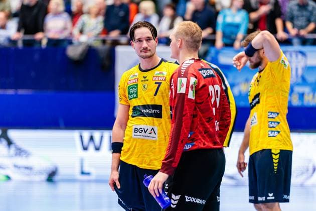 v.l. Robert Timmermeister (Rhein-Neckar Loewen, 07), David Spaeth (Rhein-Neckar Loewen, 29) waehrend einer Spielunterbrechnung wegen eines medizinischen Notfalls in der 59. Spielminute GER, TBV Lemgo Lippe vs. Rhein-Neckar Loewen, Handball, 1. Bundesliga, 9. Spieltag, Spielzeit 2025 2026, 16.10.2025 GER, TBV Lemgo Lippe vs. Rhein-Neckar Loewen, Handball, 1. Bundesliga, 9. Spieltag, Spielzeit 2025 2026, 16.10.2025 Lemgo Copyright: xEibner-Pressefoto JanxRollingerx EP_JSK