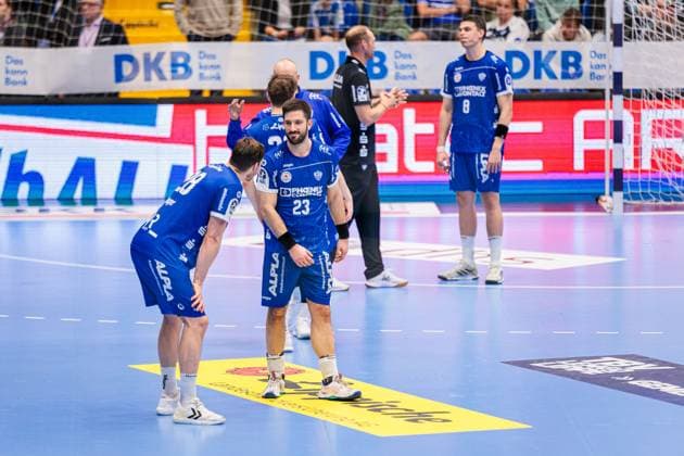 v.l. Hendrik Wagner (TBV Lemgo Lippe, 28), Tim Suton (TBV Lemgo Lippe, 23) und mehr waehrend einer Spielunterbrechnung wegen eines medizinischen Notfalls in der 59. Spielminute GER, TBV Lemgo Lippe vs. Rhein-Neckar Loewen, Handball, 1. Bundesliga, 9. Spieltag, Spielzeit 2025 2026, 16.10.2025 GER, TBV Lemgo Lippe vs. Rhein-Neckar Loewen, Handball, 1. Bundesliga, 9. Spieltag, Spielzeit 2025 2026, 16.10.2025 Lemgo Copyright: xEibner-Pressefoto JanxRollingerx EP_JSK
