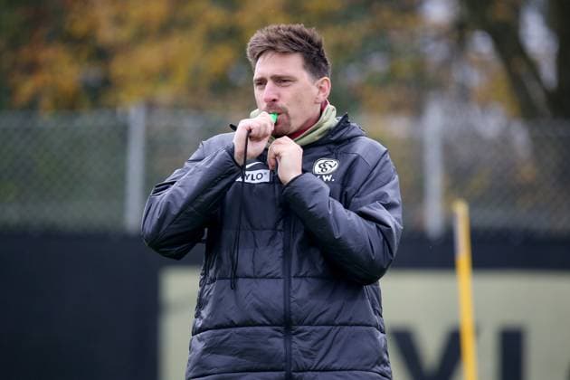 16.10.2025, xmohx, Fussball 2.Bundesliga, SV 07 Elversberg - Training v.l. Trainer Vincent Wagner (SV Elversberg) gibt Anweisungen, gestikuliert, mit den Armen gestikulieren gives instructions, gesticulate (DFL DFB REGULATIONS PROHIBIT ANY USE OF PHOTOGRAPHS as IMAGE SEQUENCES and or QUASI-VIDEO) Sankt Ingbert