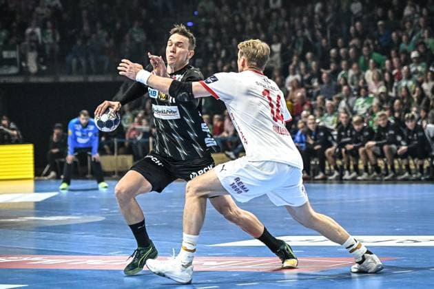 16.09.2025, xlakx, Handball, EHF Champions League, Fuechse Berlin - Kolstad Handball v.l. Lasse Andersson (Fuechse Berlin), Magnus Gullerud (Kolstad Handball) Zweikampf, Duell, Kampf, tackle Berlin