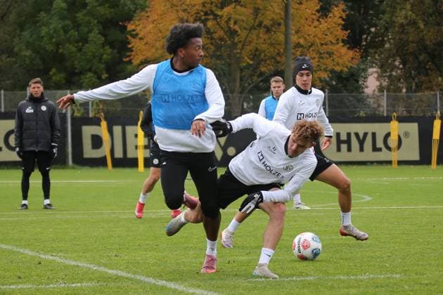 16.10.2025, xmohx, Fussball 2.Bundesliga, SV 07 Elversberg - Training v.l. Jarzinho Malanga (SV Elversberg) Daniel Pantschenko (SV Elversberg) Zweikampf, Aktion, action, battle for the ball (DFL DFB REGULATIONS PROHIBIT ANY USE OF PHOTOGRAPHS as IMAGE SEQUENCES and or QUASI-VIDEO) Sankt Ingbert