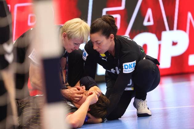 Alina Grijseels (Deutschland) hat sich an der Nase verletzt und wird behandelt Deutschland vs Nordmazedonien, Handball, Frauen, EM-Qualifikation, 16.10.2025 Deutschland vs Nordmazedonien, Handball, Frauen, EM-Qualifikation, 16.10.2025 Gummersbach Copyright: xEibner-Pressefotox EP_RWS