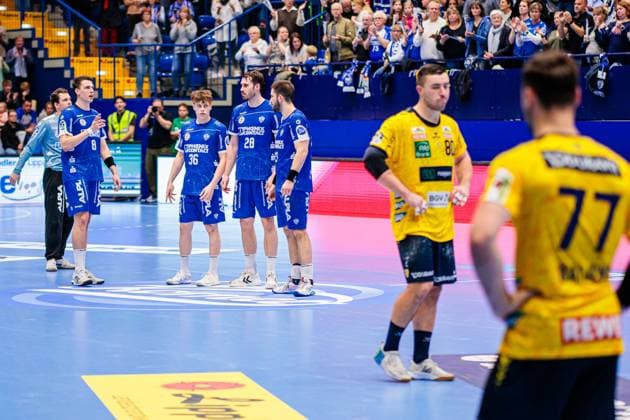 Nach einem medizinischen Notfall in der 59. Spielminute einigen sich die Mannschaften bis zum Abpfiff nicht anzugreifen und liessen die Zeit ablaufen GER, TBV Lemgo Lippe vs. Rhein-Neckar Loewen, Handball, 1. Bundesliga, 9. Spieltag, Spielzeit 2025 2026, 16.10.2025 GER, TBV Lemgo Lippe vs. Rhein-Neckar Loewen, Handball, 1. Bundesliga, 9. Spieltag, Spielzeit 2025 2026, 16.10.2025 Lemgo Copyright: xEibner-Pressefoto JanxRollingerx EP_JSK