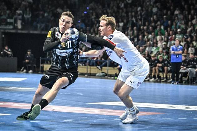 16.09.2025, xlakx, Handball, EHF Champions League, Fuechse Berlin - Kolstad Handball v.l. Lasse Andersson (Fuechse Berlin), Magnus Gullerud (Kolstad Handball) Zweikampf, Duell, Kampf, tackle Berlin
