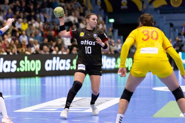 Germany vs. North Macedonia - Handball A-Women European Championship, EM, Europameisterschaft qualification, 16.10.2025 GUMMERSBACH, GERMANY - OCTOBER 16: MAREIKE THOMAIER ( 10 GER) during the match between Germany vs. North Macedonia - Handball A-Women European Championship qualification at Schwalbe-Arena on October 16, 2025 in Gummersbach, Germany. Copyright: xBEAUTIFULxSPORTS KennyxBeelex