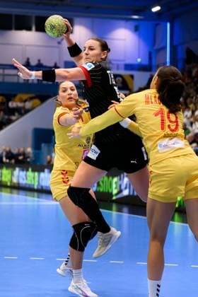 Gummersbach: Handball Frauen EM-Qualifikation, Deutschland - Nordmazedonien Mareike Thomaier (Deutschland), Iva Mladenovska (Mazedonien) Gummersbach Schwalbe Arena Deutschland