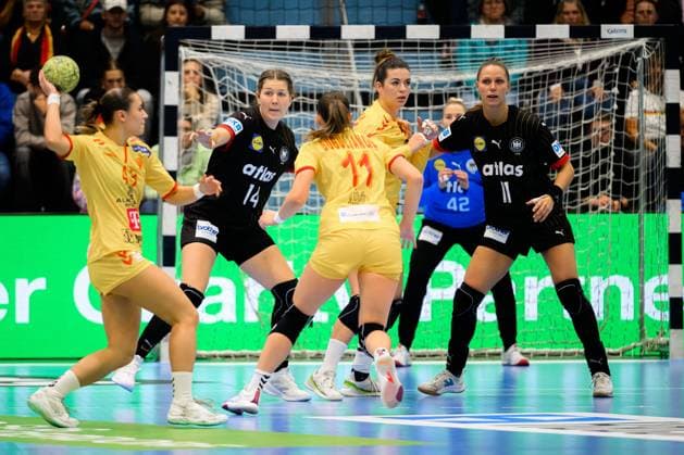 Gummersbach: Handball Frauen EM-Qualifikation, Deutschland - Nordmazedonien Marie Steffen (Deutschland) und Xenia Smits (Deutschland) in der abwehr Gummersbach Schwalbe Arena Deutschland