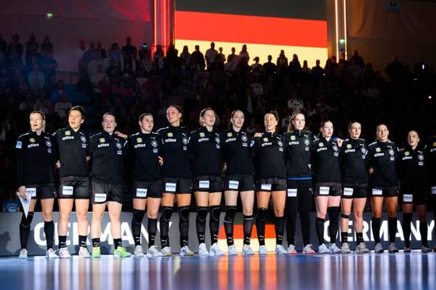 Gummersbach: Handball Frauen EM-Qualifikation, Deutschland - Nordmazedonien die Mannschaft von Deutschland bei der Hymne Gummersbach Schwalbe Arena Deutschland