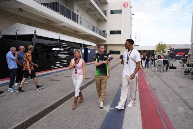 FORMULA 1 MSC CRUISES UNITED STATES GRAND PRIX 2025 16.10.2025, Circuit of The Americas, Austin, FORMULA 1 MSC CRUISES UNITED STATES GRAND PRIX 2025 , im Bild Sky Deutschland Reporterin Sandra Baumgartner, Nico Hülkenberg (DEU), Stake F1 Team Kick Sauber, Zehnkämpfer und amtierender Weltmeister Leo Neugebauer.