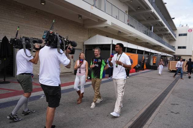 FORMULA 1 MSC CRUISES UNITED STATES GRAND PRIX 2025 16.10.2025, Circuit of The Americas, Austin, FORMULA 1 MSC CRUISES UNITED STATES GRAND PRIX 2025 , im Bild Sky Deutschland Reporterin Sandra Baumgartner, Nico Hülkenberg (DEU), Stake F1 Team Kick Sauber, Zehnkämpfer und amtierender Weltmeister Leo Neugebauer.