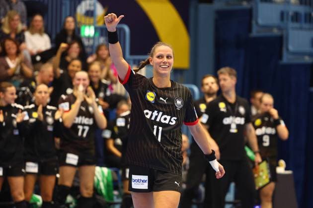 Xenia Smits (Deutschland) und die deutsche Bank im Hintergrund jubeln Deutschland vs Nordmazedonien, Handball, Frauen, EM-Qualifikation, 16.10.2025 Deutschland vs Nordmazedonien, Handball, Frauen, EM-Qualifikation, 16.10.2025 Gummersbach Copyright: xEibner-Pressefotox EP_RWS
