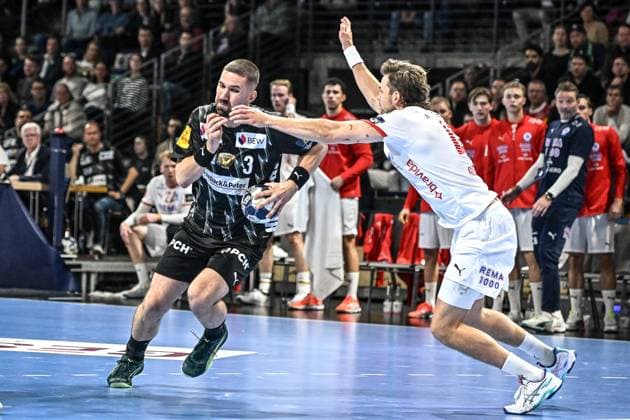 16.09.2025, xlakx, Handball, EHF Champions League, Fuechse Berlin - Kolstad Handball v.l. Fabian Wiede (Fuechse Berlin), Sigvaldi Bjoern Gudjonsson (Kolstad Handball) Zweikampf, Duell, Kampf, tackle Berlin