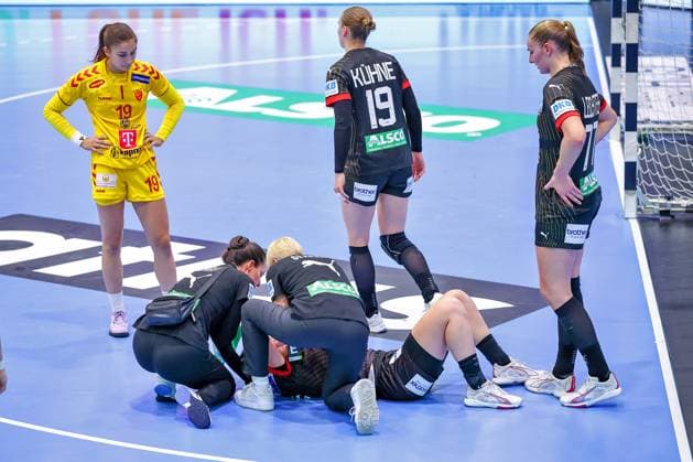 16.10.2025, Handball, EHF Frauen Länderpiel, EM Qualifikation 2026, Deutschland - Nordmazedonien, Schwalbe-Arena in Gummersbach: Alina GRIJSEELS (GER 04) liegt verletzt auf dem Spielfeld und muss medizinisch versorgt werden Verletzung Gesicht Nase Nordrhein-Westfalen Deutschland