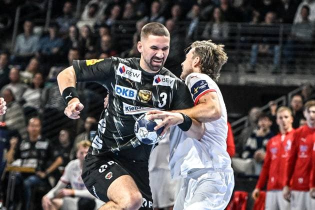 16.09.2025, xlakx, Handball, EHF Champions League, Fuechse Berlin - Kolstad Handball v.l. Fabian Wiede (Fuechse Berlin), Sigvaldi Bjoern Gudjonsson (Kolstad Handball) Zweikampf, Duell, Kampf, tackle Berlin