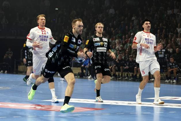 DEU, Machineseeker EHF Champions League, Fuechse Berlin vs. Kolstad Handball, 16.10.2025, Max-Schmeling-Halle, Berlin, DEU, Machineseeker EHF Champions League, Fuechse Berlin vs. Kolstad Handball, im Bild Mathias Gidsel (Fuechse Berlin 19), Matthes Langhoff (Fuechse Berlin 25), Simon Jeppsson (Kolstad Handball 22), Simen Ulstad Lyse (Kolstad Handball 25)