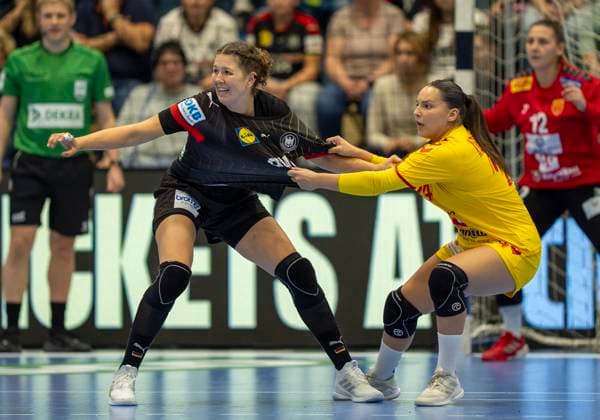 Borjana Koceva (Nordmazedonien, 24) hält Marie STEFFEN (Deutschland, 14) am Trikot 16.10.2025, Handball Frauen EM Qualifikation, Deutschland - Nordmazedonien in Gummersbach Copyright: HMBxMedia xMarcoxBader