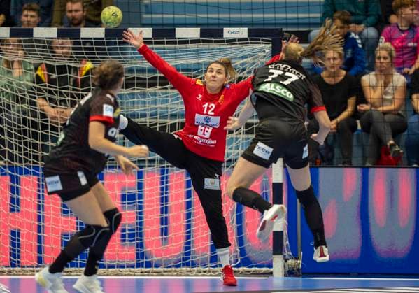 Wurf von Viola LEUCHTER (Deutschland, 77) auf das Tor von Dragana Petkovska (Nordmazedonien, 12) 16.10.2025, Handball Frauen EM Qualifikation, Deutschland - Nordmazedonien in Gummersbach Copyright: HMBxMedia xMarcoxBader