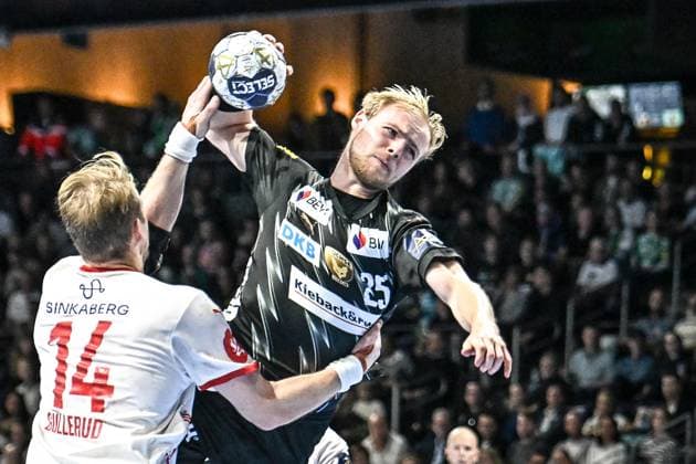 16.09.2025, xlakx, Handball, EHF Champions League, Fuechse Berlin - Kolstad Handball v.l. Magnus Gullerud (Kolstad Handball), Matthes Langhoff (Fuechse Berlin) setzt zum Sprungwurf an Berlin
