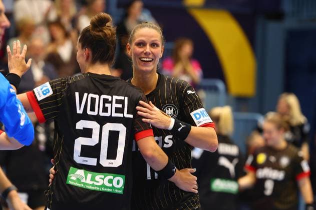 Xenia Smits (Deutschland, rechts) und Emily Vogel (Deutschland) freuen sich ueber den Sieg gegen Nordmazedonien Deutschland vs Nordmazedonien, Handball, Frauen, EM-Qualifikation, 16.10.2025 Deutschland vs Nordmazedonien, Handball, Frauen, EM-Qualifikation, 16.10.2025 Gummersbach Copyright: xEibner-Pressefotox EP_RWS