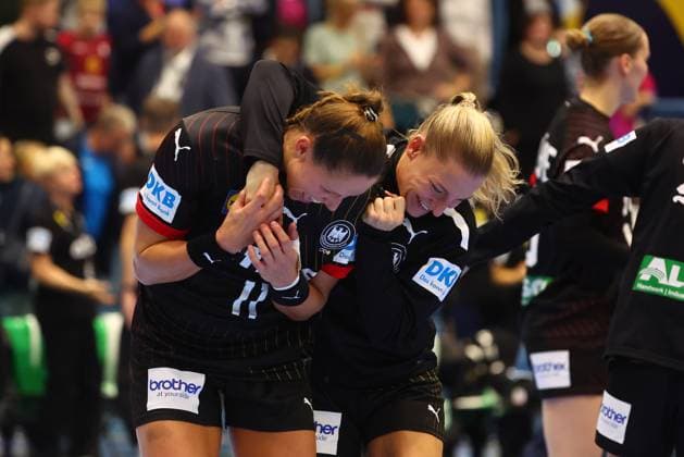 Emily Vogel (Deutschland, links) und Antje Doell (Deutschland) freuen sich ueber den Sieg gegen Nordmazedonien Deutschland vs Nordmazedonien, Handball, Frauen, EM-Qualifikation, 16.10.2025 Deutschland vs Nordmazedonien, Handball, Frauen, EM-Qualifikation, 16.10.2025 Gummersbach Copyright: xEibner-Pressefotox EP_RWS