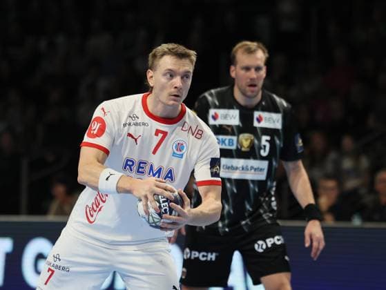GER EHF CL Men Saison 2025 2026 FÜCHSE Berlin vs. NOR Kolstad Handball, 16.10.25, MAX-SCHMELING-HALLE, Berlin Adam AALBERG (NOR Kolstad Handball 7), Max DARJ (Füchse Berlin 5), Siebenmeter, Strafwurf