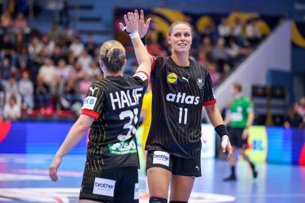 16.10.2025, Handball, EHF Frauen Länderpiel, EM Qualifikation 2026, Deutschland - Nordmazedonien, Schwalbe-Arena in Gummersbach: Abschlussjubel nach dem 34:18 Sieg der Deutschen Nationalmannschaft. Alexia HAUF (GER 31) Xenia SMITS (GER 11) Nordrhein-Westfalen Deutschland
