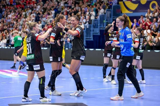 16.10.2025, Handball, EHF Frauen Länderpiel, EM Qualifikation 2026, Deutschland - Nordmazedonien, Schwalbe-Arena in Gummersbach: Abschlussjubel nach dem 34:18 Sieg der Deutschen Nationalmannschaft. Alexia HAUF (GER 31) Xenia SMITS (GER 11) Emily VOGEL (GER 20) Marie STEFFEN (GER 14) Nordrhein-Westfalen Deutschland