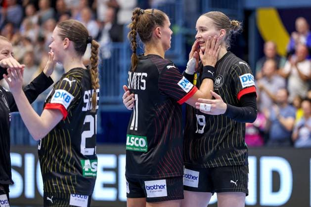 16.10.2025, Handball, EHF Frauen Länderpiel, EM Qualifikation 2026, Deutschland - Nordmazedonien, Schwalbe-Arena in Gummersbach: Abschlussjubel nach dem 34:18 Sieg der Deutschen Nationalmannschaft. Xenia SMITS (GER 11) Nieke KÜHNE (GER 19) Nordrhein-Westfalen Deutschland