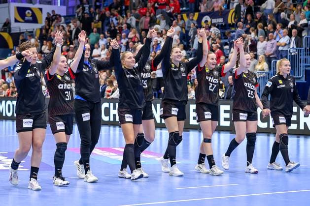 16.10.2025, Handball, EHF Frauen Länderpiel, EM Qualifikation 2026, Deutschland - Nordmazedonien, Schwalbe-Arena in Gummersbach: Abschlussjubel nach dem 34:18 Sieg der Deutschen Nationalmannschaft. Nordrhein-Westfalen Deutschland