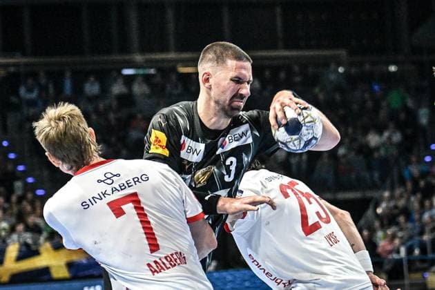 16.09.2025, xlakx, Handball, EHF Champions League, Fuechse Berlin - Kolstad Handball v.l. Adrian Aalberg (Kolstad Handball), Fabian Wiede (Fuechse Berlin), Simen Ulstad Lyse (Kolstad Handball) Zweikampf, Duell, Kampf, tackle Berlin