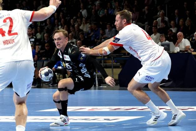 DEU, Machineseeker EHF Champions League, Fuechse Berlin vs. Kolstad Handball, 16.10.2025, Max-Schmeling-Halle, Berlin, DEU, Machineseeker EHF Champions League, Fuechse Berlin vs. Kolstad Handball, im Bild Tobias Grondahl (Fuechse Berlin 15), Eckaga (Kolstad Handball 4)