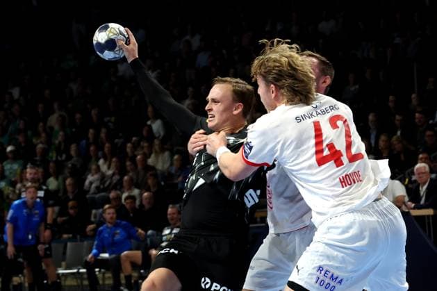 DEU, Machineseeker EHF Champions League, Fuechse Berlin vs. Kolstad Handball, 16.10.2025, Max-Schmeling-Halle, Berlin, DEU, Machineseeker EHF Champions League, Fuechse Berlin vs. Kolstad Handball, im Bild Tobias Grondahl (Fuechse Berlin 15), Martin Hernes Hovde (Kolstad Handball 42)