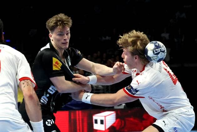 DEU, Machineseeker EHF Champions League, Fuechse Berlin vs. Kolstad Handball, 16.10.2025, Max-Schmeling-Halle, Berlin, DEU, Machineseeker EHF Champions League, Fuechse Berlin vs. Kolstad Handball, im Bild Nils Lichtlein (Fuechse Berlin 17), Martin Hernes Hovde (Kolstad Handball 42)