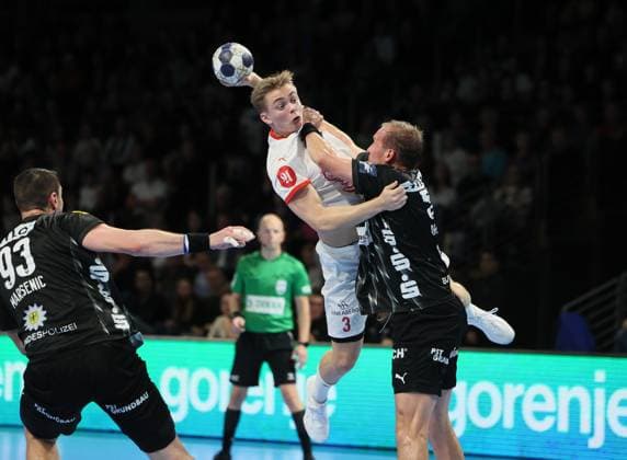 GER EHF CL Men Saison 2025 2026 FÜCHSE Berlin vs. NOR Kolstad Handball, 16.10.25, MAX-SCHMELING-HALLE, Berlin Mijajlo MARSENIC (Füchse Berlin 93), Emre Christoffer BERGE (NOR Kolstad Handball 3), Max DARJ (Füchse Berlin 5)