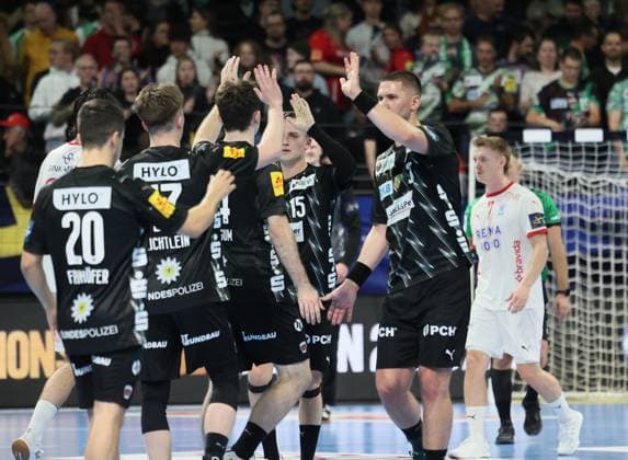 GER EHF CL Men Saison 2025 2026 FÜCHSE Berlin vs. NOR Kolstad Handball, 16.10.25, MAX-SCHMELING-HALLE, Berlin Abklatschen zur Halbzeit, Team FÜCHSE Berlin