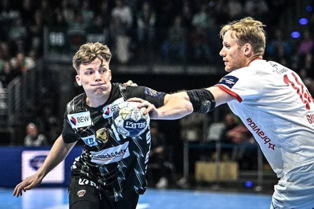 16.09.2025, xlakx, Handball, EHF Champions League, Fuechse Berlin - Kolstad Handball v.l. Nils Lichtlein (Fuechse Berlin), Magnus Gullerud (Kolstad Handball) Zweikampf, Duell, Kampf, tackle Berlin