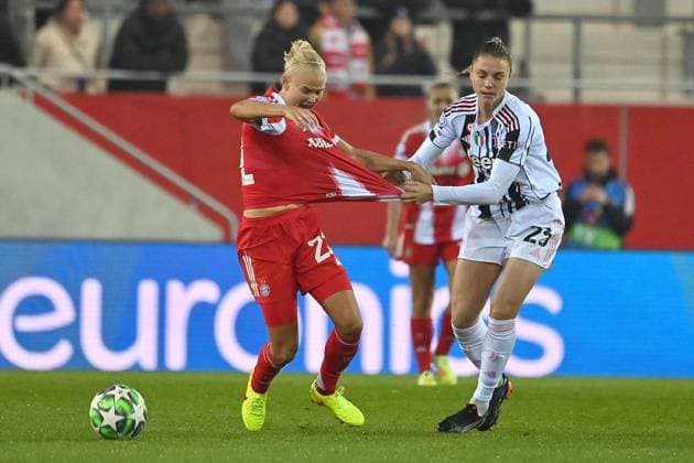 Cecilia SALVAI (Turin), Aktion,Zweikampf gegen Pernile HARDER (FCB). FC Bayern Muenchen -Juventus Turin Fussball Champions League der Frauen am 16.10.2025 FC BAYERN CAMPUS