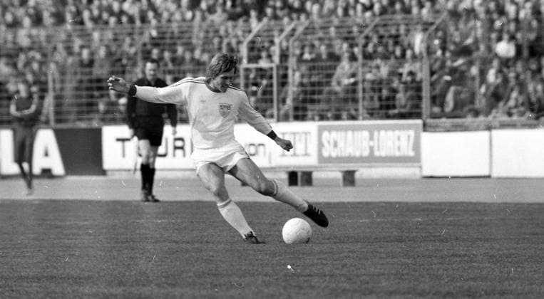 22.03.75 VfB Stuttgart - 1. FC Köln Deutschland, Stuttgart, 22.03.1975, Fussball, Bundesliga, Saison 1974 1975, VfB Stuttgart - 1. FC Köln (2:0): Hans-Joachim Weller (VfB Stuttgart). *** 22 03 75 VfB Stuttgart 1 FC Köln Germany, Stuttgart, 22 03 1975, Football, Bundesliga, Season 1974 1975, VfB Stuttgart 1 FC Köln 2 0 Hans Joachim Weller VfB Stuttgart