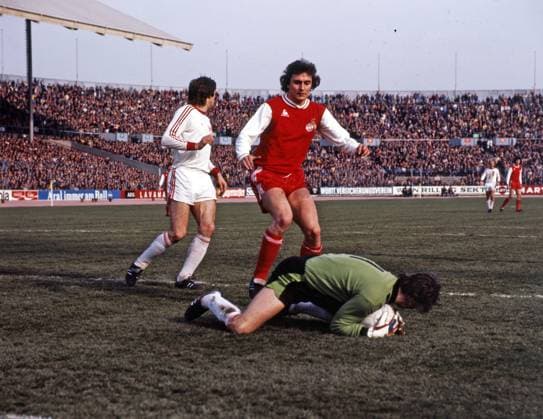 22.03.75 VfB Stuttgart - 1. FC Köln Deutschland, Stuttgart, 22.03.1975, Fussball, Bundesliga, Saison 1974 1975, VfB Stuttgart - 1. FC Köln (2:0): v.l. Dieter Müller (1. FC Köln), Gerhard Heinze (VfB Stuttgart). *** 22 03 75 VfB Stuttgart 1 FC Köln Germany, Stuttgart, 22 03 1975, Football, Bundesliga, Season 1974 1975, VfB Stuttgart 1 FC Köln 2 0 v l Dieter Müller 1 FC Köln , Gerhard Heinze VfB Stuttgart