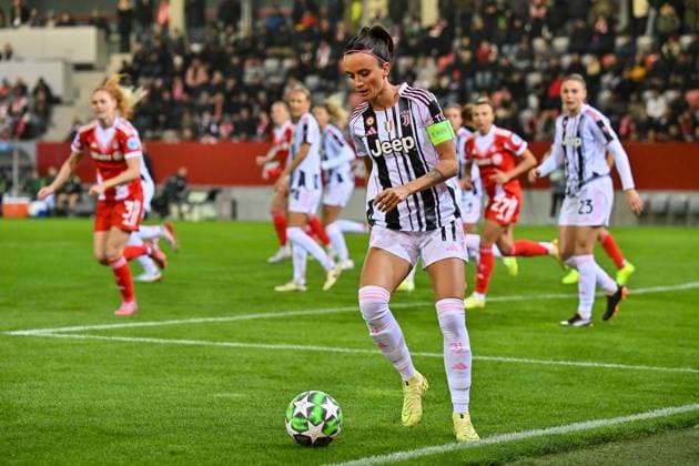 UEFA Womens s Champions League; FC Bayern Munich - Juventus Turin; 16.10.2025 MUNICH, GERMANY - OCTOBER 16: with ball Barbara BONANSEA (Juventus Turin 11) during the UWCL match between FC Bayern Munich vs. Juventus FC on matchday 2 at FC Bayern Campus on October 16, 2025 in Munich, Germany Copyright: xBEAUTIFULxSPORTS Goldbergx