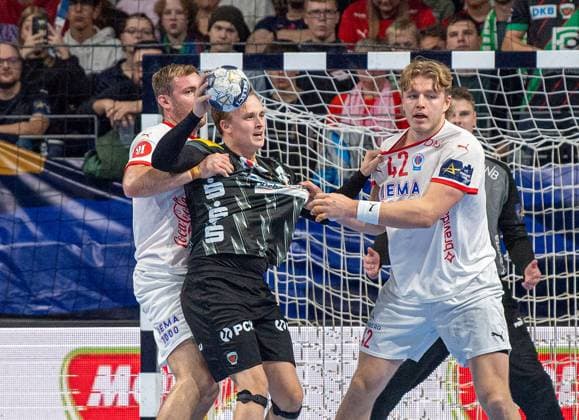 Handball, Herren, Saison 2025 2026, Champions League (Gruppe A, 5. Spieltag), Füchse Berlin - Kolstad Handball, v.l. Vetle Eck Aga (Kolstad), Tobias Gröndahl (Füchse Berlin), Martin Hernes Hovde (Kolstad), 16.10.2025, Copyright: xSebastianxRäppold MatthiasxKochx