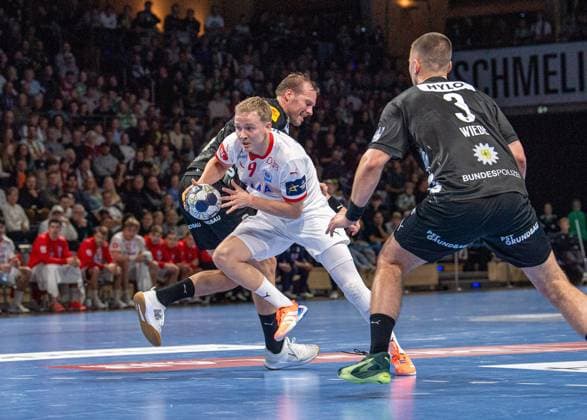 Handball, Herren, Saison 2025 2026, Champions League (Gruppe A, 5. Spieltag), Füchse Berlin - Kolstad Handball, v.l. Max Darj (Füchse Berlin), Benedikt Gunnar Oskarsson (Kolstad), Fabian Wiede (Füchse Berlin), 16.10.2025, Copyright: xSebastianxRäppold MatthiasxKochx