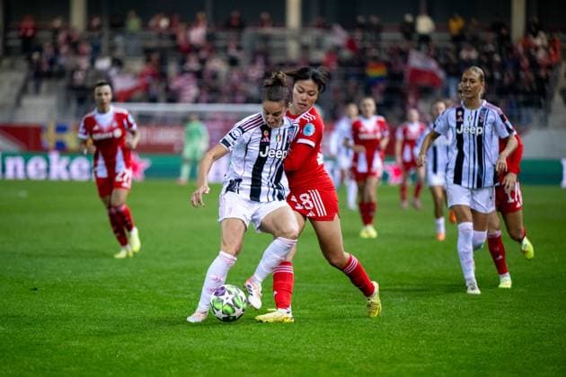 Momoko Tanikawa (FC Bayern Muenchen, 18) im Zweikampf mit Martina Lenzini (Juventus Turin, 71), GER, FC Bayern Muenchen vs Juventus Turin, Fussball Uefa Womens Champions League, Ligaphase, 2. Spieltag, Saison 2025 2026, 16.10.2025 GER, FC Bayern Muenchen vs Juventus Turin, Fussball Uefa Womens Champions League, Ligaphase, 2. Spieltag, Saison 2025 2026, 16.10.2025 Muenchen Copyright: xEibner-Pressefoto Memmlerx EP_MMR